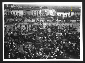 Aquí “nació” Puleva. Casa de Acera del Triunfo, 86 (señalado con flecha amarilla). Ahí estuvo la primera fábrica de refrescos y anisados de Unión Vinícola Industrial. Foto de 1912, en una salida de los toros. 