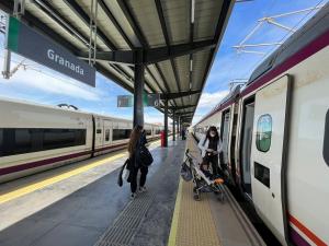 Andenes de la estación de tren de Granada. 