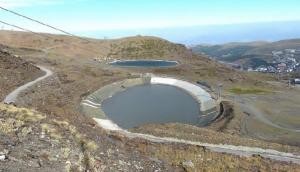 Balsas que se llenan desde el río Monachil, en una imagen de archivo.