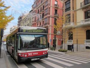 Imagen de archivo de un bus urbano de Granada. 