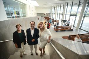 Sandra García, Felipe López y Flor Almónm en la nueva estación de autobús de Motril.