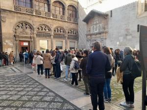 Colas para acceder a la Capilla Real. 