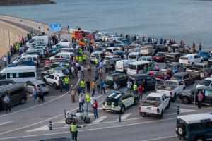 La caravana de vehículos a su llegada a la presa de Rules.