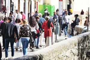 Turistas por la Carrera del Darro. 