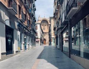 Una de las calles comerciales del centro, con todo cerrado. 