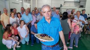 El presidente de la cooperativa, Antonio Ortega, muestra un plato de migas con cerezas. 