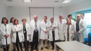 La gerente con el equipo de profesionales que aplica esta novedosa cirugía.