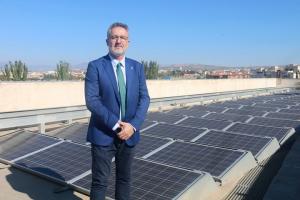 El diputado provincial Antonio Díaz, junto a placas fotovoltaicas de autoconsumo.