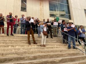 Concentración a las puertas de la Biblioteca de Andalucía.