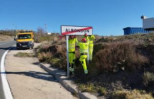 Colocación de una señal indicativa en una carretera de la Alpujarra. 