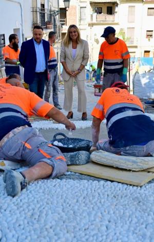 La alcaldesa observa los trabajos durante la visita a las obras. 