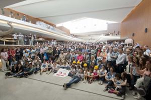 Foto de familia con estudiantes, profesores y miembros del sistema I+D.