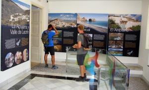 Visitantes en el Patronato de Turismo. 