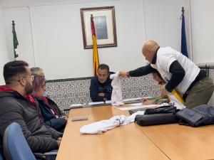 Augusto Rosillo entrega una camiseta reivindicativa al alcalde de La Calahorra.