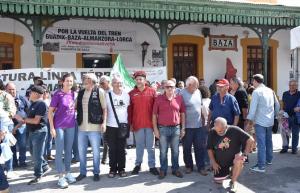 Protesta llevada a cabo este sábado en la antigua estación de tren de Baza. 