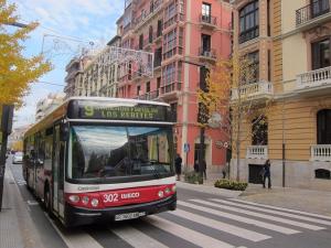 Autobús urbano pasando por Gran Vía. 