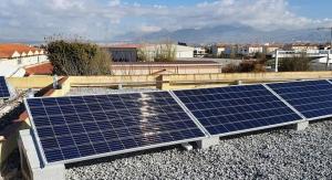 Placas fotovoltaicas en un tejado del área metropolitana. 
