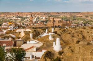 Vista de Guadix y su barrio de las cuevas. 