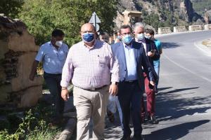 El alcalde de Güéjar Sierra con el presidente de la Diputación, en la visita de Entrena al municipio.