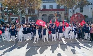 Concentración de protesta de empleadas de ayuda a domicilio en Baza. 