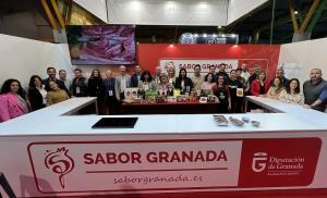 Representantes empresariales e institucionales en el expositor de Sabor Granada. 