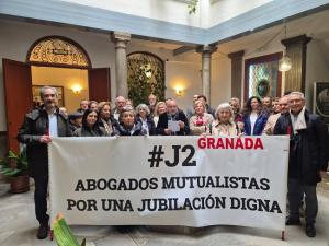 Acto de entrega del escrito, este martes, en el Colegio de Abogados de Granada.