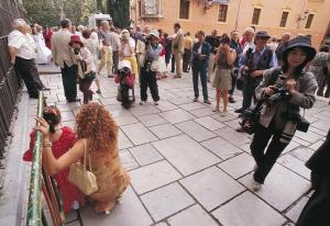 Turistas japoneses en la Plaza de las Pasiegas.