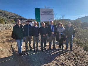 Visita de cargos públicos, entre ellos el delegado territorial de Economía, Hacienda e Industria, a la antigua zona minera Virgen de Fátima. 