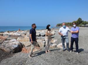 Inmaculada López, en su visita este sábado a la costa granadina.