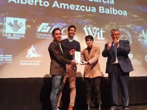 Entrega del premio a María Pérez, Jacinto Garzón y Alberto Amezcua.