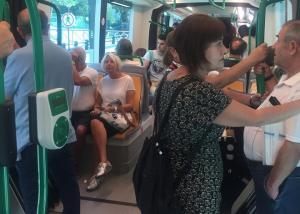 Viajeros en un vagón del metro. 