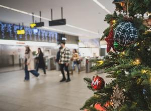 Adornos navideños en la estación de Recogidas. 