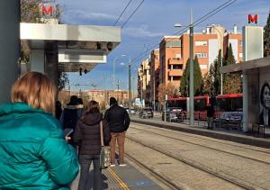 Usuarios y usuarias del Metro han esperado desconcertados en las paradas. 