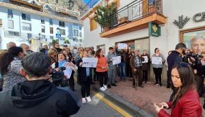 Concentración, este jueves, a las puertas de la oficina de Caja Rural en Monachil.