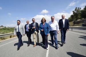 El presidente de la Diputación junto a la alcaldesa de Motril y otros representantes locales y provinciales.