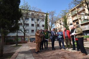 Responsables de Diputación y Ayuntamiento, en la Plaza de la Unidad. 