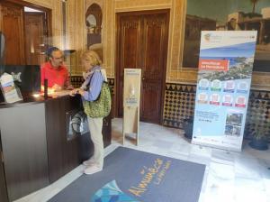 Atención a visitantes en la Oficina de Turismo de Almuñécar.