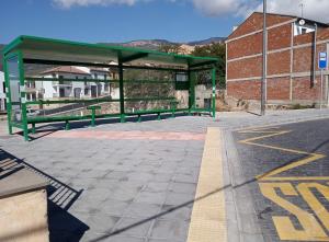 Parada de bus remodelada en Íllora. 