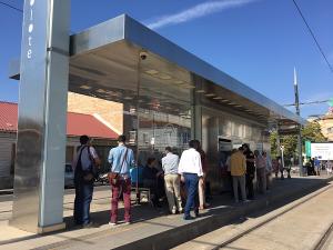 Usuarios aguardan este jueves, en Albolote, la llegada del Metro. 