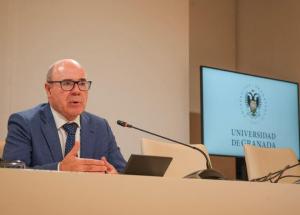 El rector de la UGR, Pedro Mercado, en una rueda de prensa.