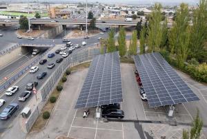 Placas solares en las pérgolas que cubren los aparcamientos. 