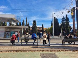 Personas esperando la llegada de los trenes en la parada del Palacio de Deportes.