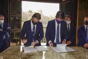 Luis Salvador y Juan Marín durante la firma del plan en el Palacio de los Córdova.