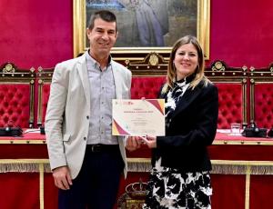 Laura Molero y Alejo Molero, responsables de Molben, con el diploma del premio. 