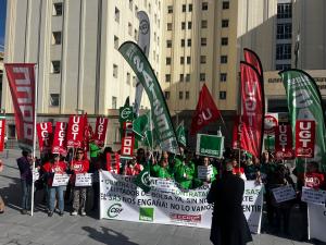 Protesta, este miércoles, en el Hospital Virgen de las Nieves. 