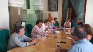 Los socialistas reunidos en el Ayuntamiento.