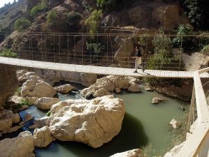 Puente colgante sobre el río Velillos. 