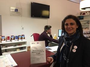 Raquel Ruz en la oficina de Turismo, que luce en pared la 'Q' calidad. 