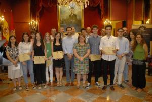 Los alumnos y alumnas han sido recibidos en el Salón de Plenos.