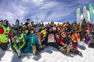 Regino Hernández rodeado de pequeños de los clubs de Sierra Nevada.